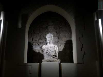 Nel museo civico del Castello svevo di Barletta si trova un busto in pietra calcarea, con qualche graffio qua e l� e privo di naso e braccia